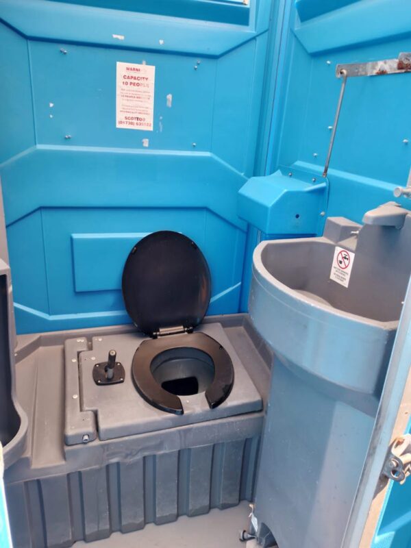 5ft x 4ft single mains toilet (blue)
